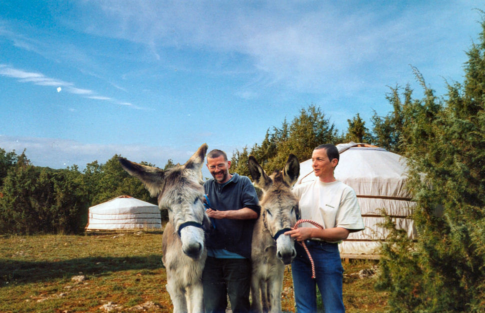 Jean-Pierre et Dominique Caumiaint avec leurs ânes