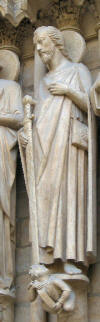 Statue de saint Jacques au Portail de Notre-Dame de Paris